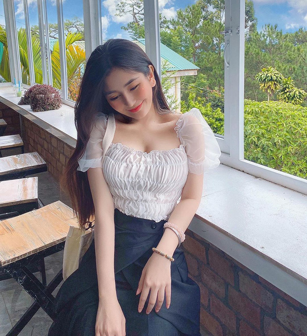 Võ Ngọc Trân khoe ảnh đi biển sexy, vòng eo nhỏ đến khó tin khiến chị em phát thèm