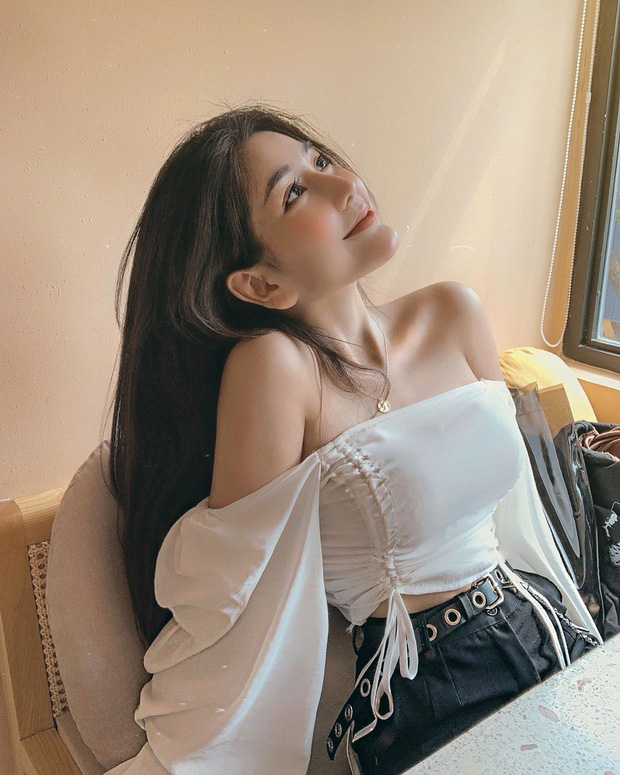 Võ Ngọc Trân khoe ảnh đi biển sexy, vòng eo nhỏ đến khó tin khiến chị em phát thèm